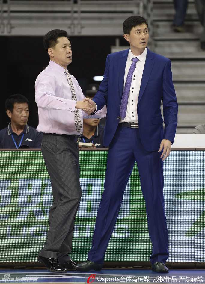 昔日师徒今对决:李春江面对旧主,广东德比硝烟弥漫 朱芳雨篮下背身强打,凭借经验与力量在肌肉丛中强硬取分,尽显老将风采。