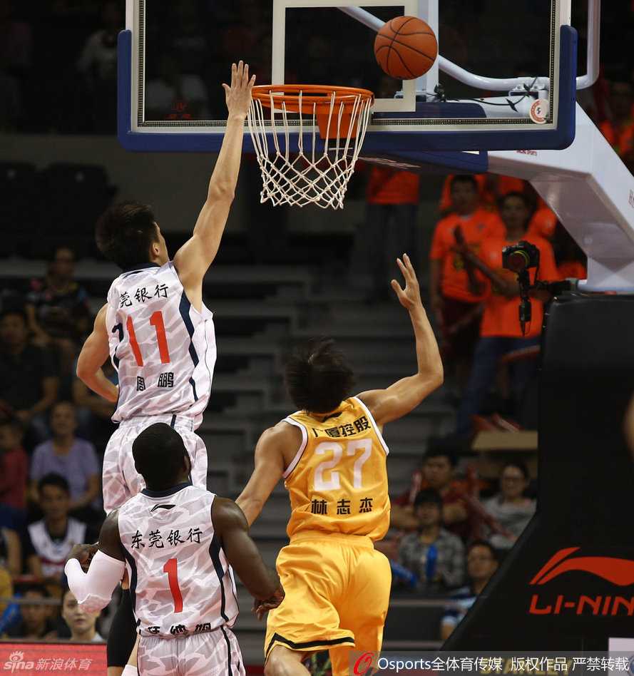 昔日师徒今对决:李春江面对旧主,广东德比硝烟弥漫 周鹏扛起防守重任,如移动长城般死死缠住林志杰,这次突破上篮是他强硬进攻的宣言。