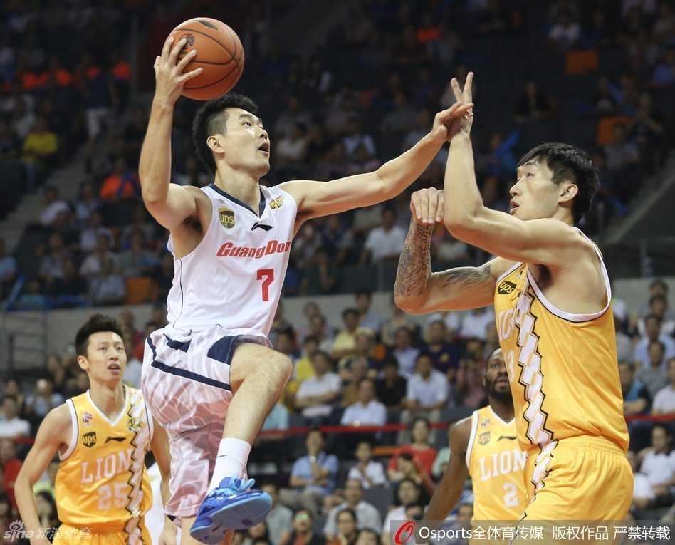 昔日师徒今对决:李春江面对旧主,广东德比硝烟弥漫 王仕鹏如尖刀般犀利突破,瞬间撕裂广厦防线,眼神中满是杀伐决断。