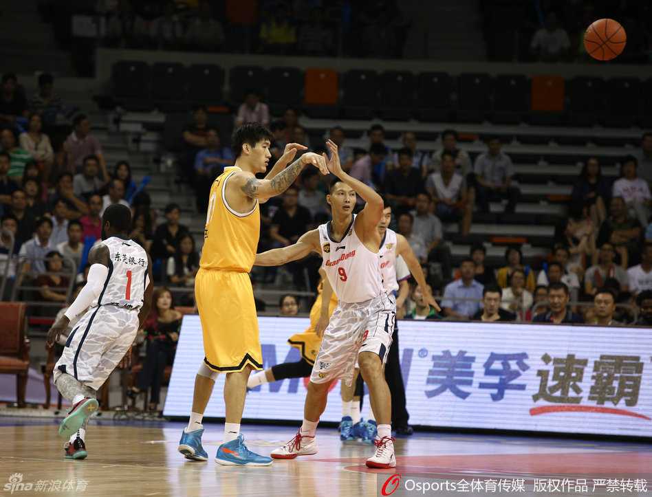 昔日师徒今对决:李春江面对旧主,广东德比硝烟弥漫 易建联长臂如锁,贴身紧防昔日队友王征,这次内线对决充满了熟悉与较量的矛盾感。