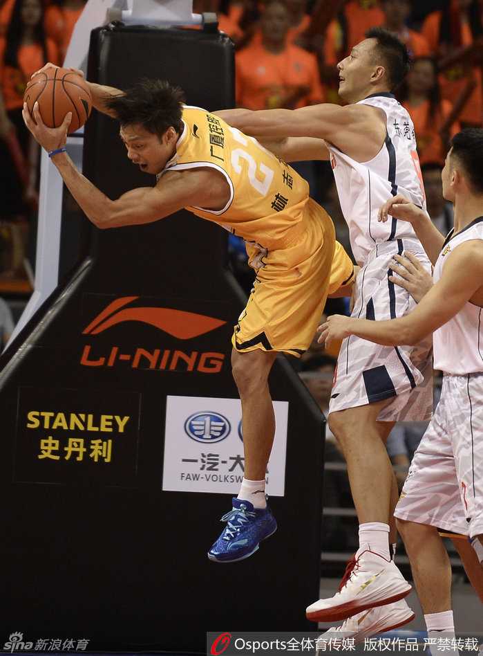 昔日师徒今对决:李春江面对旧主,广东德比硝烟弥漫 李春江指导难掩焦急,冲到场边与裁判据理力争,每一个手势都透露出对胜利的极度渴望。