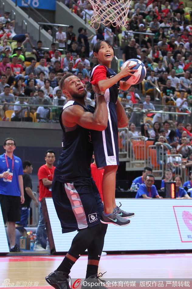 星光熠熠的篮球盛宴:回顾周琦的灵动、拉文与戈登的传奇对决 中国篮球的旗帜姚明现身主席台,他目光如炬,注视着场上的一举一动。巨大的身影背后,是无数中国球迷对篮球的殷切期望,他的出现本身就是一种强大的精神力量。