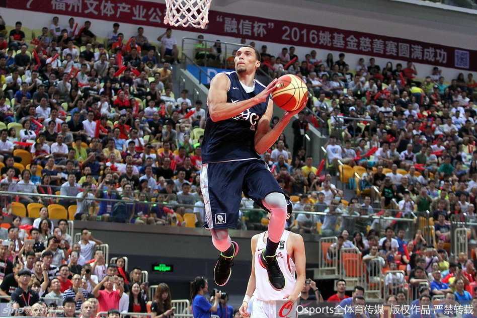 星光熠熠的篮球盛宴:回顾周琦的灵动、拉文与戈登的传奇对决 魔术队的阿隆·戈登展现惊人爆发力,他持球高高跃起,仿佛一架俯冲的轰炸机,用雷霆万钧之势将球砸进篮筐。这一记暴扣充满了力量感,完美诠释了暴力美学的真谛。