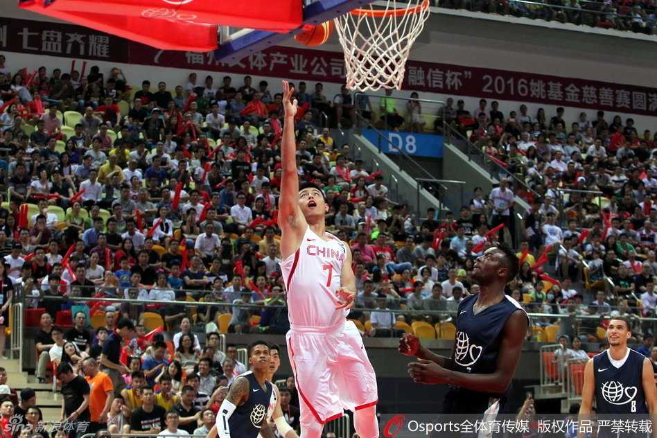 星光熠熠的篮球盛宴:回顾周琦的灵动、拉文与戈登的传奇对决 赛场上,扎克·拉文如同脱离了地心引力,在空中尽情舒展身体,完成了一次飘逸至极的扣篮。他的腾空仿佛让时间凝固,将篮球之美定格在那一瞬间。