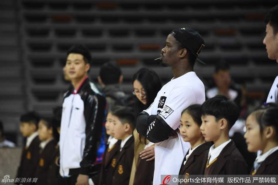 星光熠熠笑语喧天 回首一六全明星周末那些动人瞬间 周琦和郭艾伦在全明星彩排现场交头接耳,神态轻松,两人有说有笑关系亲密。