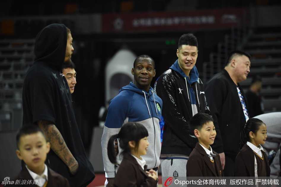 星光熠熠笑语喧天 回首一六全明星周末那些动人瞬间 辽宁队外援哈德森在彩排中表情专注中带着一丝茫然,眼神游离,呆萌神态令人忍俊不禁。