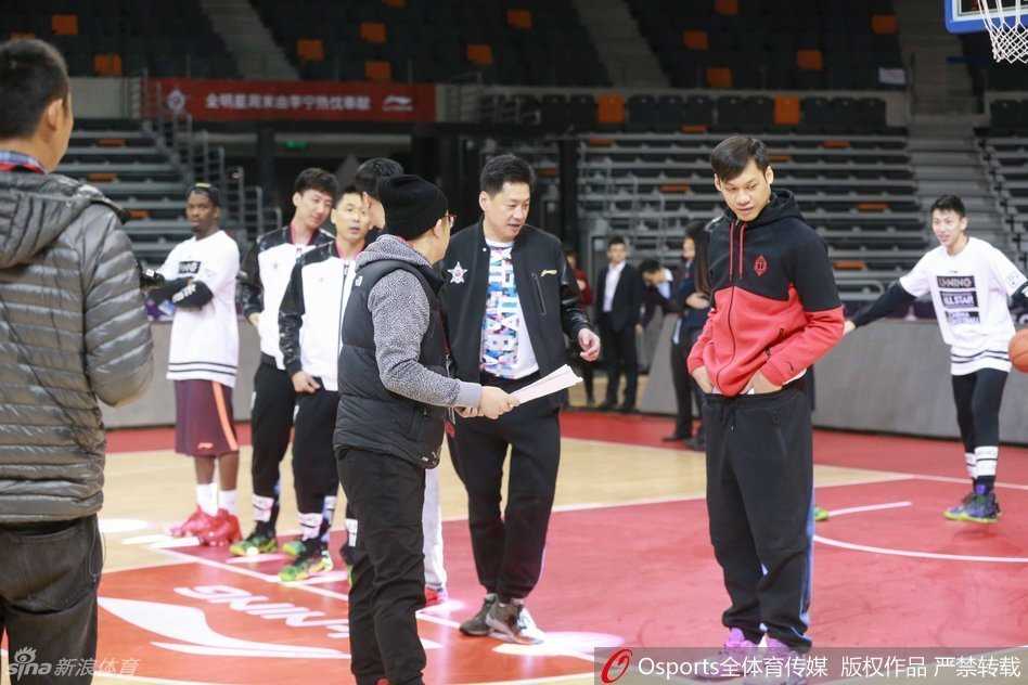 星光熠熠笑语喧天 回首一六全明星周末那些动人瞬间 上海队后卫刘晓宇在彩排中认真练习运球,身姿矫健,脸上带着轻松愉悦的微笑。