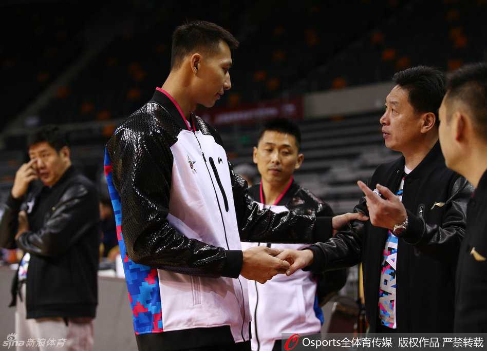 星光熠熠笑语喧天 回首一六全明星周末那些动人瞬间 广东旗帜易建联出席彩排,神情专注而放松,举手投足间尽显核心风范,帅气逼人。