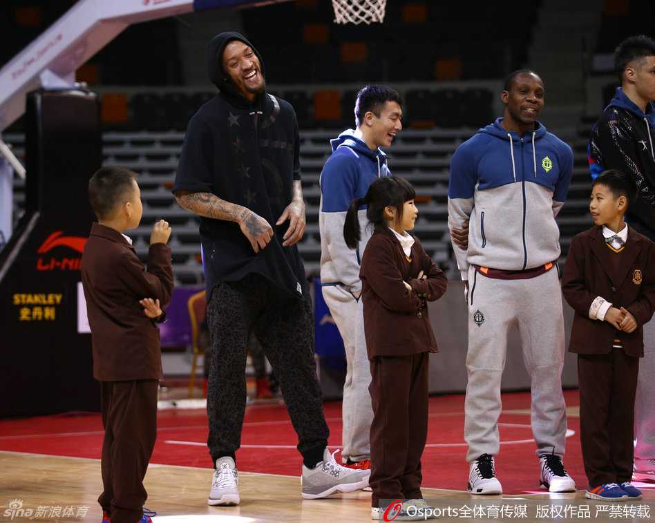 星光熠熠笑语喧天 回首一六全明星周末那些动人瞬间 广厦队魂林志杰与恩师李春江在彩排中认真沟通战术,两人神情专注,默契十足。