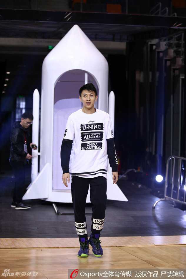 星光熠熠笑语喧天 回首一六全明星周末那些动人瞬间 众多CBA球星齐聚彩排现场,大家有说有笑,共同享受全明星周末带来的轻松愉悦。