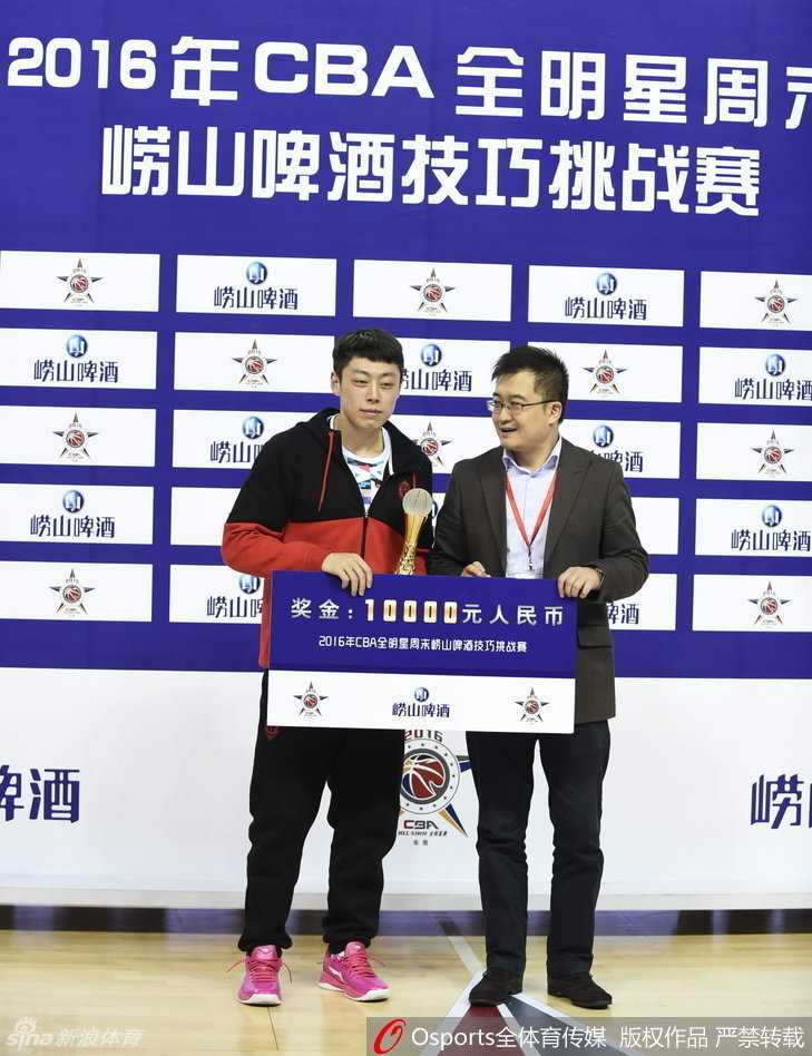 赵泰隆手捧三分球大赛冠军奖杯，面带自信微笑，背景是模糊的球场灯光，记录下这历史性的一刻。