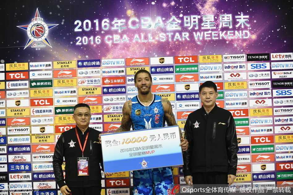 比斯利在众人簇拥下高举MVP奖杯，脸上洋溢着灿烂的笑容，周围队友的欢呼声仿佛穿透画面。