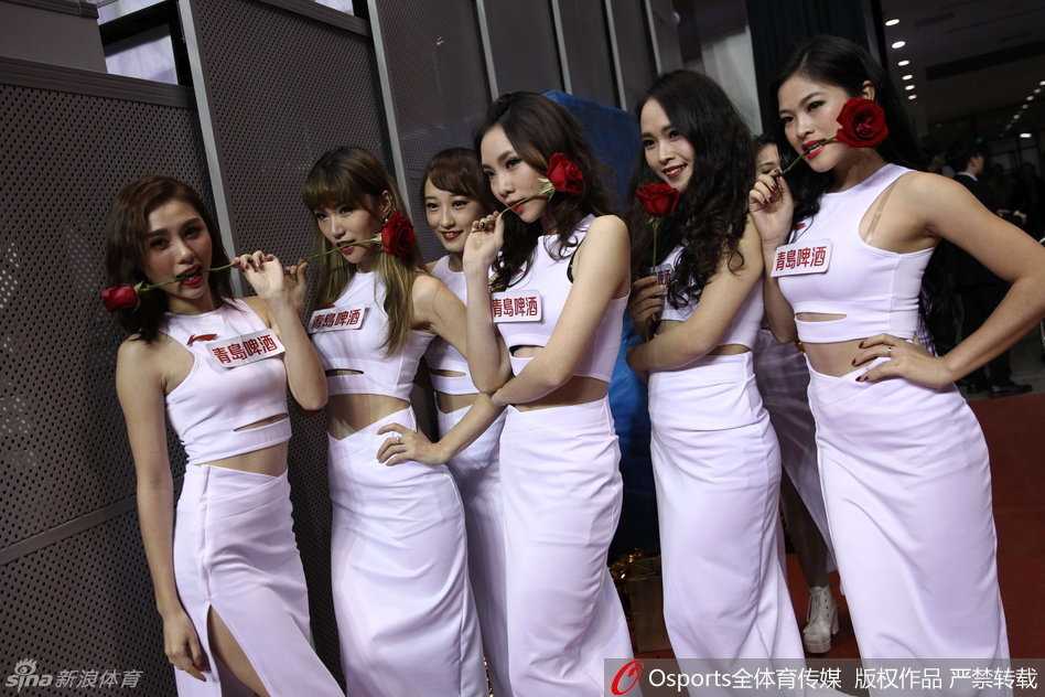 星锐赛场青春风暴,篮球宝贝热舞点燃冬日激情 场边的美女记者同样是一道亮丽的风景线,她身着干练的服装,依然难掩傲人的身材,手持话筒正在专注地进行赛前报道,职业范儿十足。