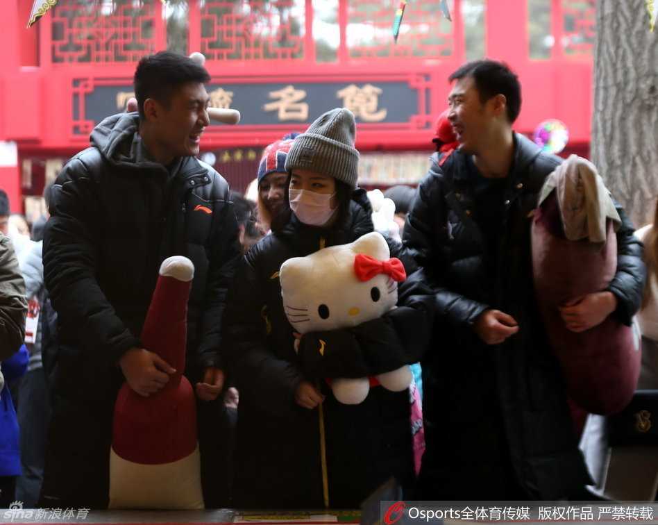 春节邂逅温情:篮球国手常林地坛庙会秀最萌身高差 身着便装的篮球名将常林,在人声鼎沸的地坛庙会牌楼前驻足,脸上洋溢着节日的轻松笑容,与身边友人轻声交谈,仿佛暂时卸下了赛场上的所有压力。