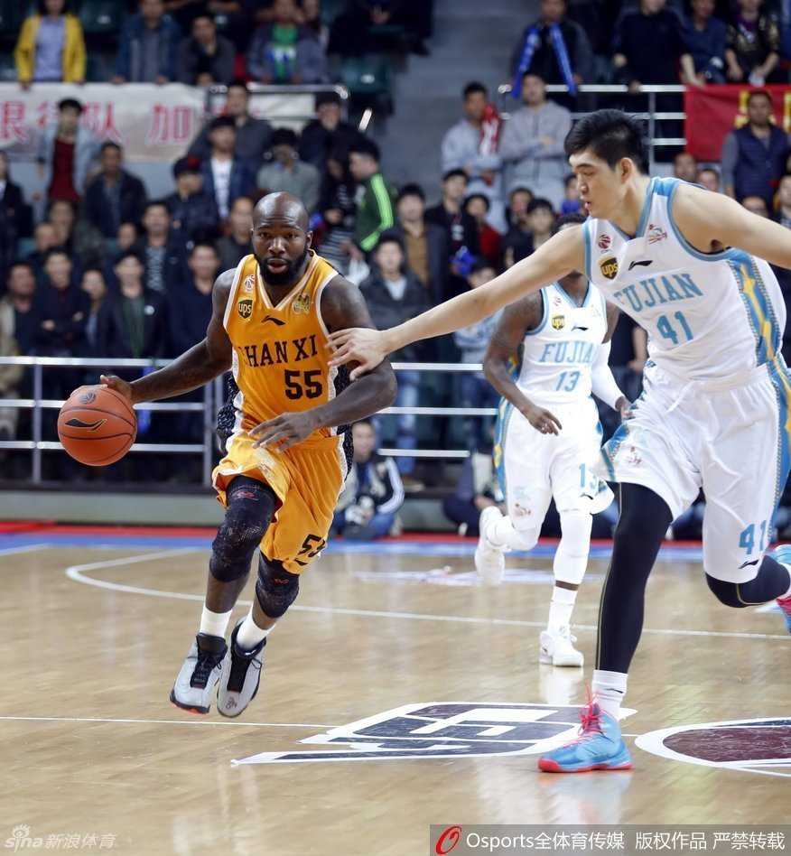 晋闽大战风云录:单骑闯关与三分箭雨下的激情对撞 亚洲传奇球星哈提布持球背身单打,他利用强壮的身体倚住对手,转身完成一记标志性的突破上篮,动作朴实无华却极具杀伤力。