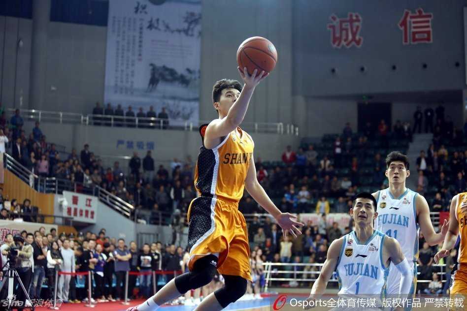 晋闽大战风云录:单骑闯关与三分箭雨下的激情对撞 山西外援琼斯如猎豹般启动,他矫健的身影掠过防守球员,眼神坚毅地持球向前场突进,发动标志性的闪电快攻。