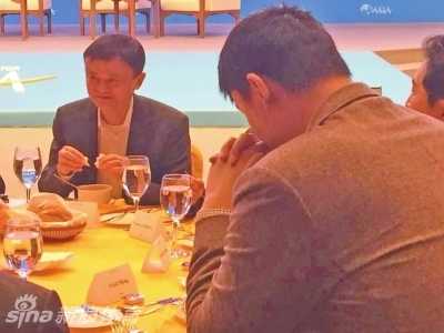 最萌身高差!马云姚明博鳌同框引热议,大佬间的俯仰瞬间 两人面对面站立交谈,马云仰头大笑,姚明则带着憨厚的笑容俯视,画面喜感十足。