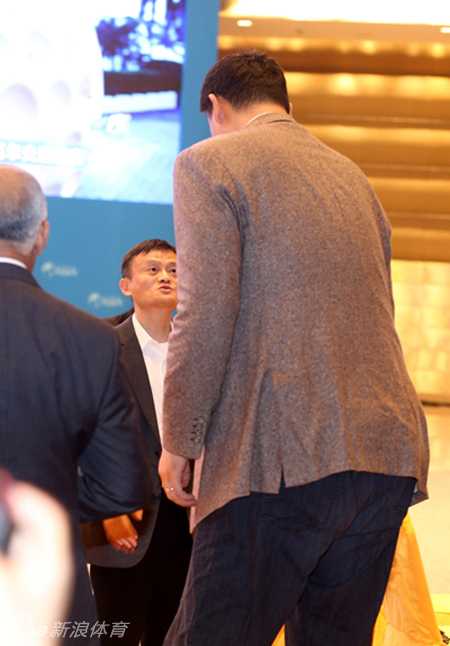 最萌身高差!马云姚明博鳌同框引热议,大佬间的俯仰瞬间 姚明微微弯腰俯身,将手伸向马云,巨大的身高差在这一刻显得既滑稽又充满尊重。