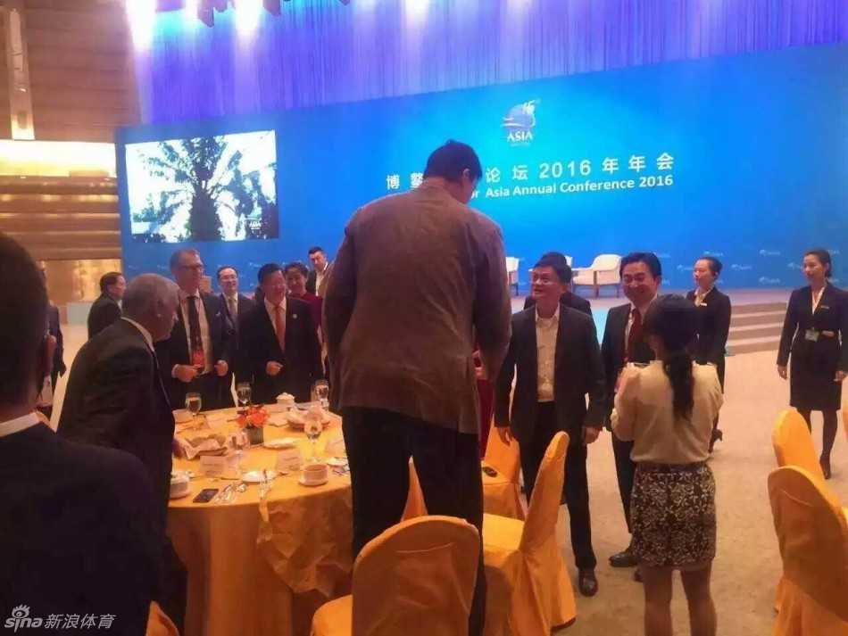 最萌身高差!马云姚明博鳌同框引热议,大佬间的俯仰瞬间 马云仰头微笑望向姚明,眼神里满是惊喜与调侃,仿佛在说‘你小子又长个了?’
