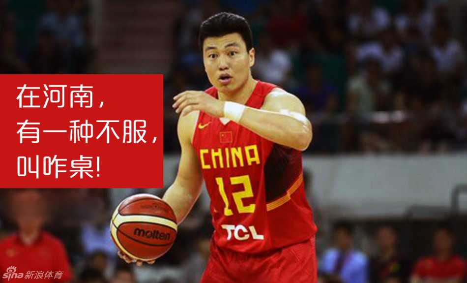 有一种“中”叫河南话:恁看看带劲不带劲 李根老师做出夸张的手势,眼神里透着一股不服输的劲儿,活脱脱在说“你咋桌?”。