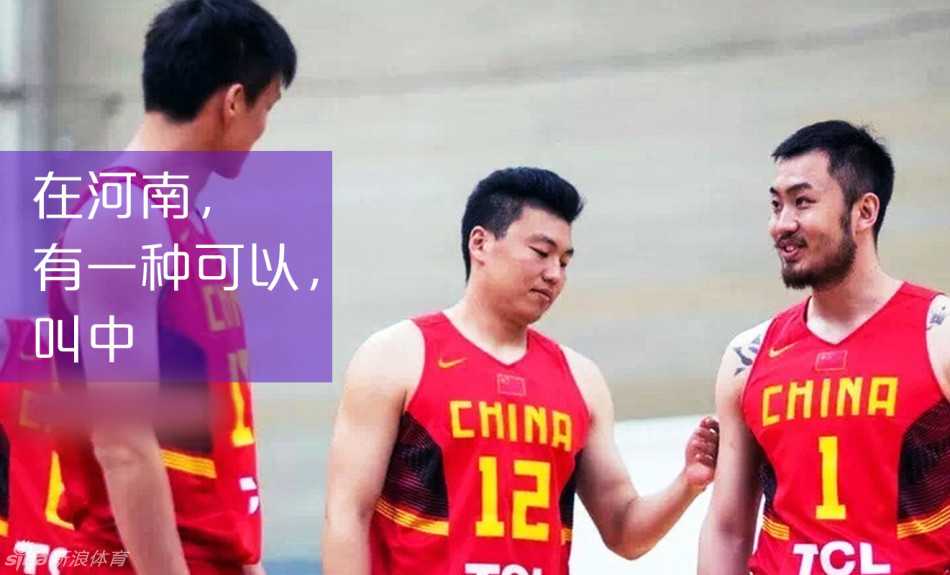 有一种“中”叫河南话:恁看看带劲不带劲 李根老师一手叉腰一手指点江山,脸上洋溢着得意的笑容,仿佛刚完成了一件“弄类不赖”的大事。