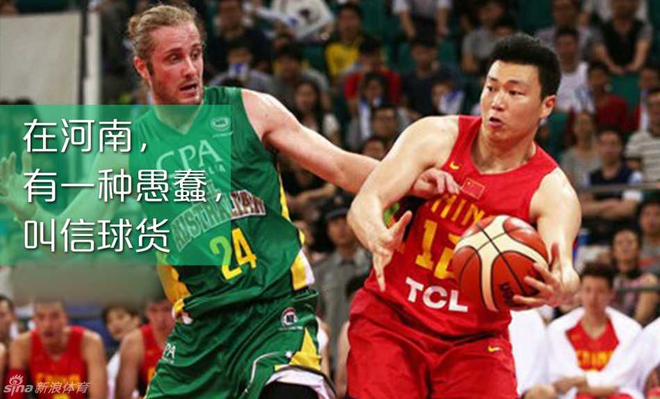 有一种“中”叫河南话:恁看看带劲不带劲 李根老师对着镜头憨厚地笑着,竖起两个大拇指,点赞别人“弄类不赖”,自己也很开心。