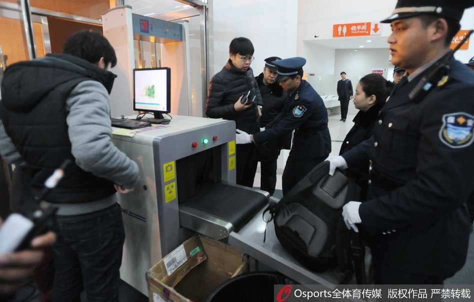 本溪森严壁垒下演巅峰对决 郭少带伤复出难阻广厦十四连胜 看台上的特勤安保人员背对赛场,目光如炬地扫视着狂热球迷的一举一动