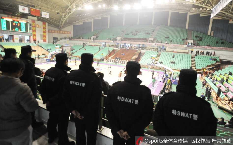 本溪森严壁垒下演巅峰对决 郭少带伤复出难阻广厦十四连胜 本溪赛区安保人员面容严肃,在球迷入场处拉起隔离带,严格程度堪比国际大赛