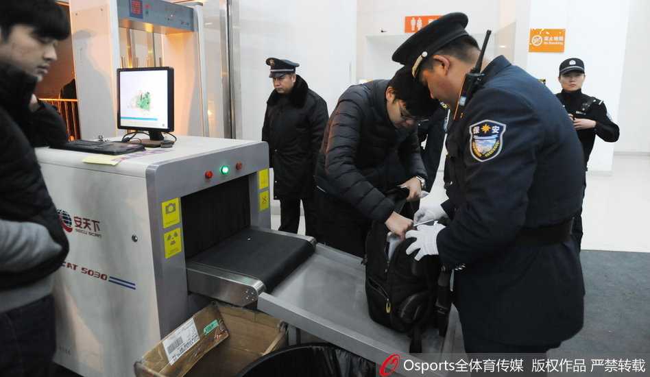 本溪森严壁垒下演巅峰对决 郭少带伤复出难阻广厦十四连胜 郭艾伦戴着黑色发带,眼部贴着的胶布清晰可见,他咬牙持球突破广厦球员的贴身防线