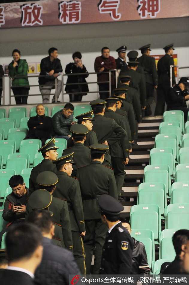 本溪森严壁垒下演巅峰对决 郭少带伤复出难阻广厦十四连胜 比赛结束瞬间,赵大鹏握拳怒吼,他命中的关键三分球让广厦全队在客场带走一场宝贵胜利