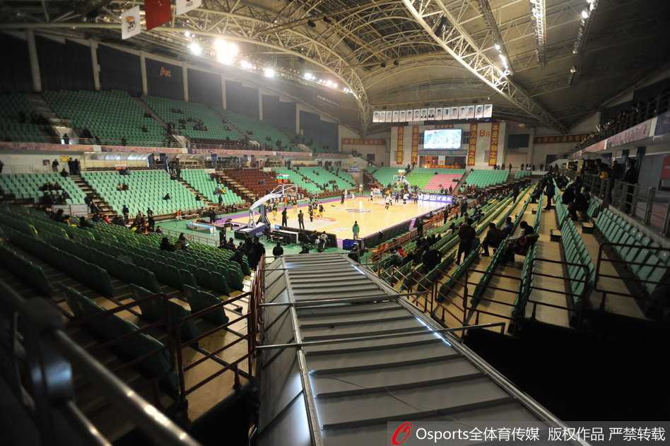 本溪森严壁垒下演巅峰对决 郭少带伤复出难阻广厦十四连胜 广厦队魂林志杰面对辽宁双人包夹,眼神犀利跃起传球,盘活全队进攻节奏