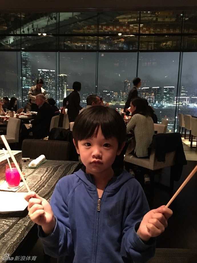 朱芳雨与他的两个小小男子汉:篮球之外的温情时光 父子三人并排而坐,全神贯注地盯着电视屏幕看动画片,相似的姿势和神情透露出他们之间深厚的默契与亲情。