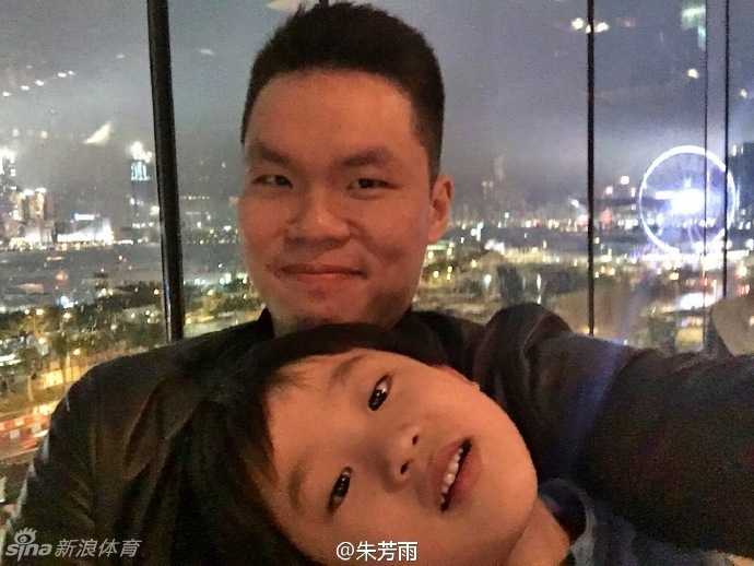 朱芳雨与他的两个小小男子汉:篮球之外的温情时光 一个小小身影穿着轮滑鞋正在努力保持平衡,姿势有模有样,仿佛一颗正在冉冉升起的体育新星。