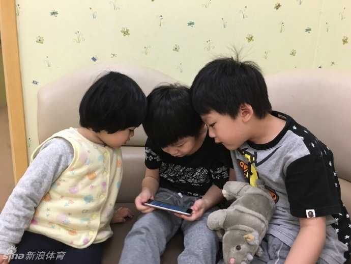 朱芳雨与他的两个小小男子汉:篮球之外的温情时光 朱芳雨和两个儿子紧紧靠在一起面对镜头,父子三人眉眼间满是笑意,画面温馨极了。