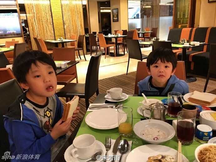 朱芳雨与他的两个小小男子汉:篮球之外的温情时光 哥俩围坐在餐桌前专心致志地吃饭,大儿子像个哥哥的样子,小儿子则略显呆萌,兄弟俩的日常相处十分和谐。