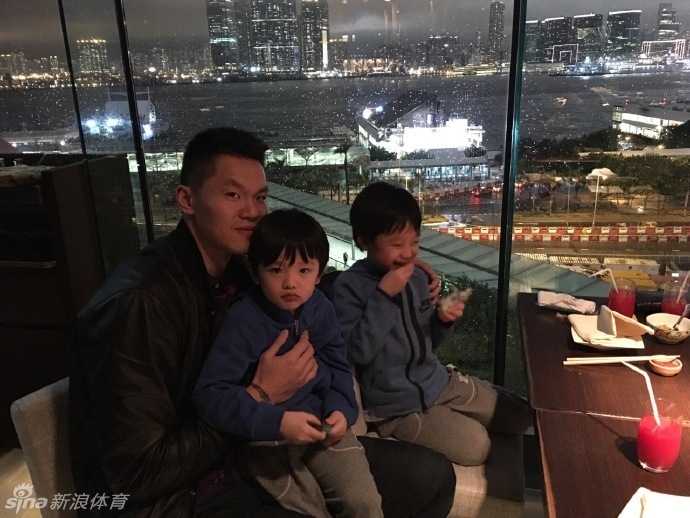 朱芳雨与他的两个小小男子汉:篮球之外的温情时光 小家伙对着镜头做出俏皮的鬼脸,眼神里透着机灵劲儿,仿佛在跟爸爸撒娇,画面充满童趣。