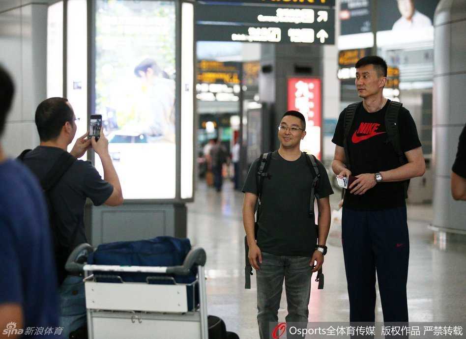 朱芳雨黑超遮面霸气领衔,广东男篮开启洛杉矶特训新征程 主教练杜锋与麾下两员小将高尚、董瀚麟在机场角落热聊,杜锋表情严肃似乎在叮嘱着什么,两人认真聆听,周围是熙攘的旅客,仿佛预示着老大哥正在传授新赛季的制胜秘诀。
