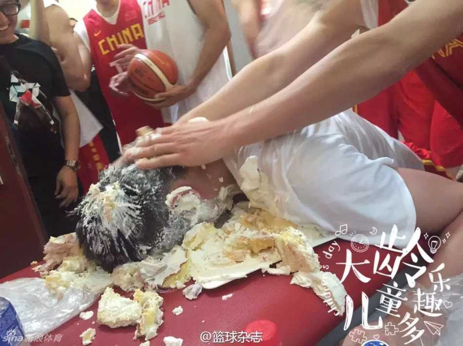 李慕豪二十四岁生日遭遇甜蜜“暴击”,男篮兄弟连的蛋糕大战欢乐多 寿星李慕豪还没来得及许愿,就被队友们合力按进了巨大的生日蛋糕中,瞬间满脸奶油,表情既惊愕又无奈。
