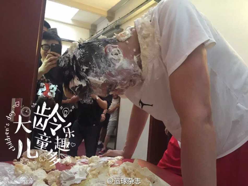 李慕豪二十四岁生日遭遇甜蜜“暴击”,男篮兄弟连的蛋糕大战欢乐多 队长周鹏手拎红色灭火器在一旁观望,眼神中带着一丝“警惕”,仿佛随时准备应对这场蛋糕大战引发的“火灾”,画面充满喜感。