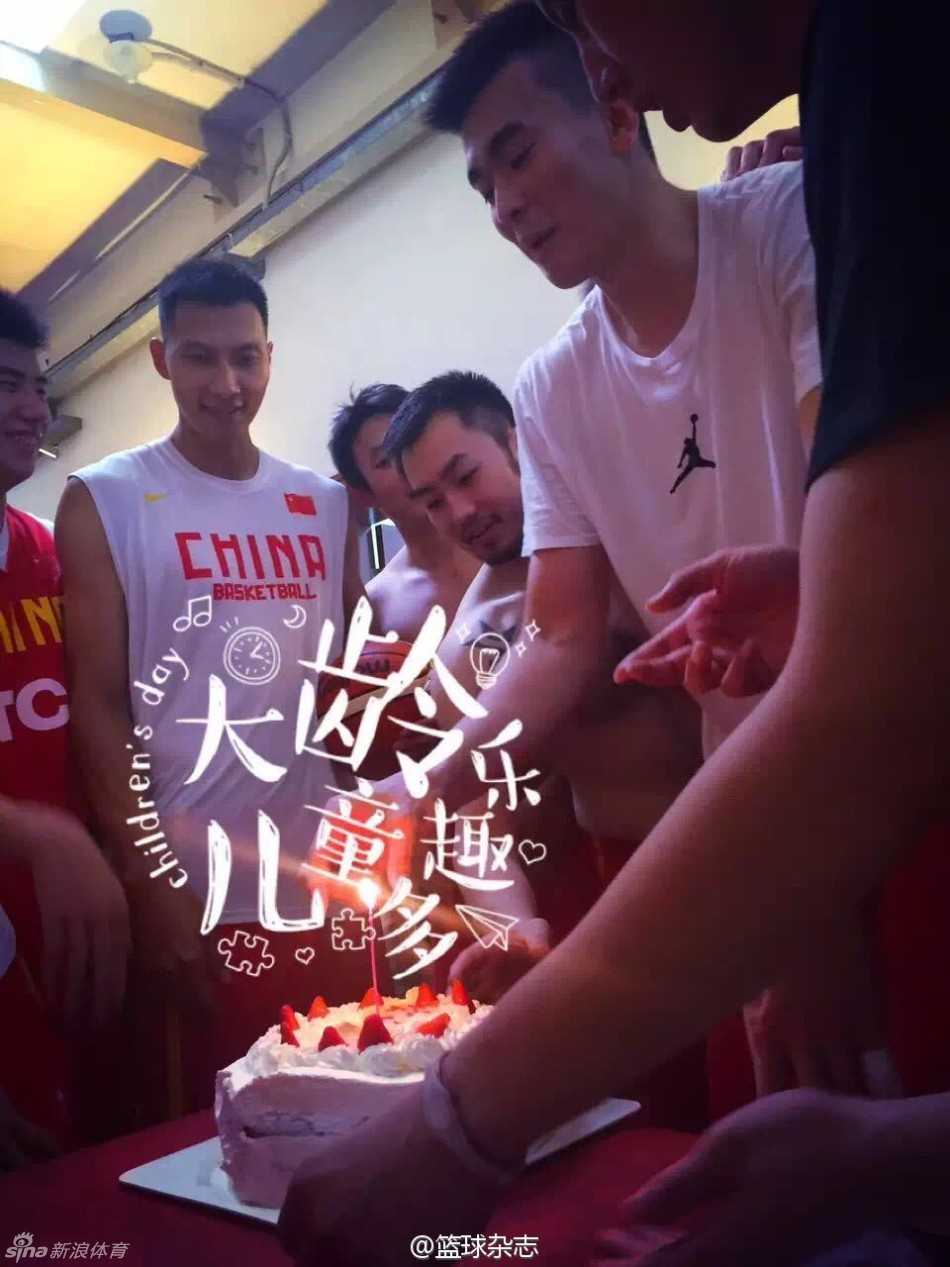 李慕豪二十四岁生日遭遇甜蜜“暴击”,男篮兄弟连的蛋糕大战欢乐多 几秒钟前还整齐切蛋糕的温馨画面瞬间崩塌,李慕豪被队友偷袭,整张脸被死死地摁在奶油里,上演了一出真正的“以脸洗面”。