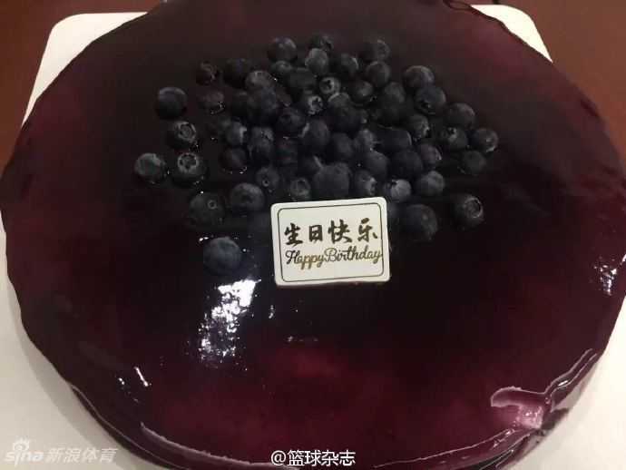 李慕豪二十四岁生日遭遇甜蜜“暴击”,男篮兄弟连的蛋糕大战欢乐多 面对队友们接连不断的“二次攻击”,李慕豪已经彻底放弃抵抗,干脆坐在地上任由大家把奶油抹在身上,现场气氛热烈到了顶点。