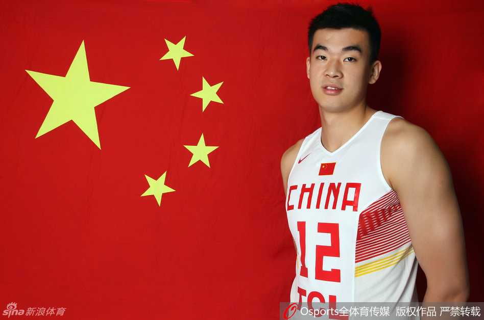 李慕豪:篮球世家的长人,天赋与遗憾交织的“移动长城” 少年时期的李慕豪,身穿青年队战袍,眼神中带着一丝青涩与对未来的无限憧憬,身高的优势在人群中格外显眼。