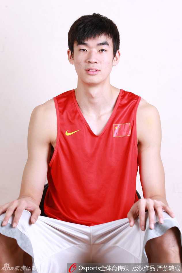 李慕豪:篮球世家的长人,天赋与遗憾交织的“移动长城” 青年联赛中的李慕豪高高跃起,与对手争抢篮板,瘦削的身材下是无限的活力和对胜利的渴望,这是他初露锋芒的证明。