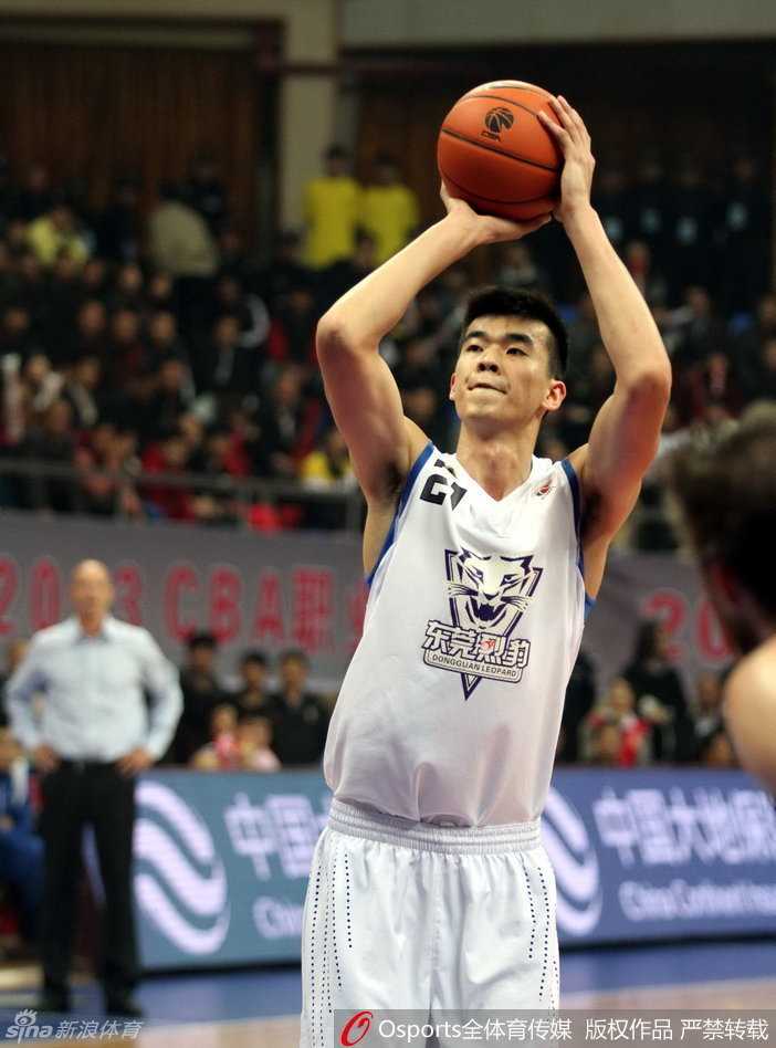 李慕豪:篮球世家的长人,天赋与遗憾交织的“移动长城” 李慕豪在CBA赛场上与对手激烈卡位,手臂肌肉线条分明,脸上的汗水清晰可见,这是他十年如一日在联赛中拼搏的真实写照。