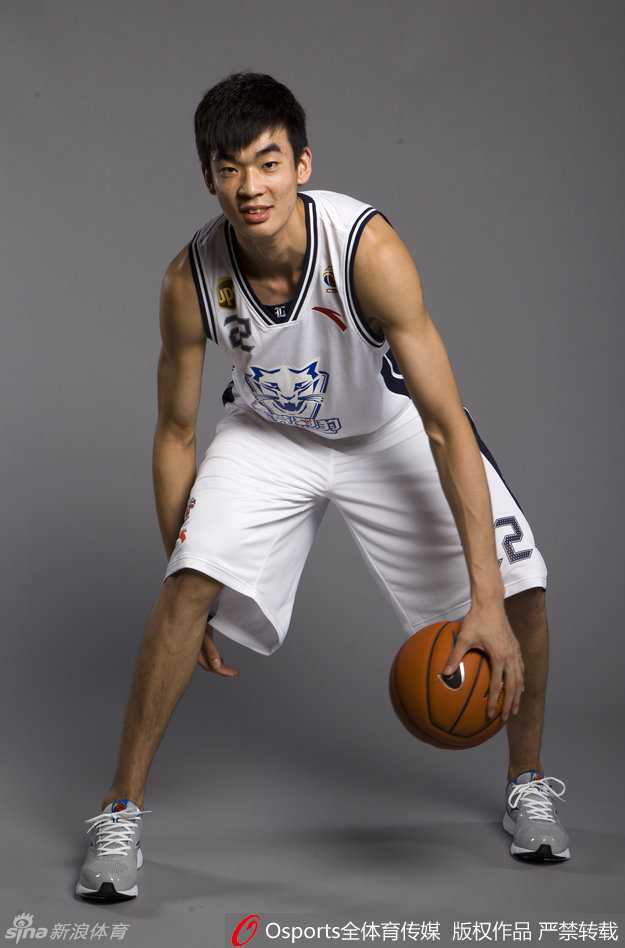 李慕豪:篮球世家的长人,天赋与遗憾交织的“移动长城” 升入CBA一队后的李慕豪,在比赛中首次登场,面对镜头他用力抿着嘴唇,神情专注而紧张,这是他梦想开始的地方。