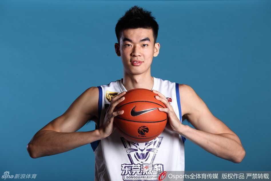 李慕豪:篮球世家的长人,天赋与遗憾交织的“移动长城” 身披国家队战袍的李慕豪,在长沙亚锦赛的赛场上奋力跃起封盖,眼神坚毅,这是他为数不多代表国家队征战的高光时刻。