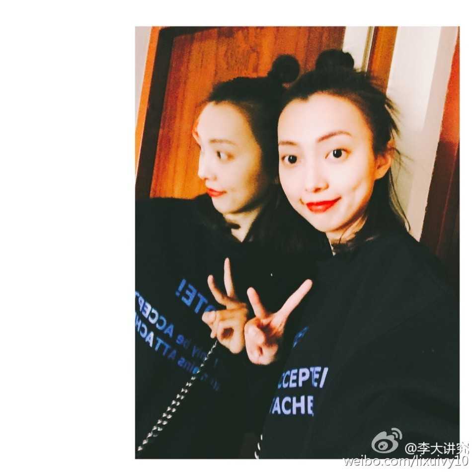 李晓旭与李旭:从名字纠葛到CBA赛场外的模特佳偶 在遥远的西藏拉萨,李旭身披色彩斑斓的围巾,在这片神圣的土地上留下足迹,她和李晓旭曾一同前来旅行,用脚步丈量爱情的长度。