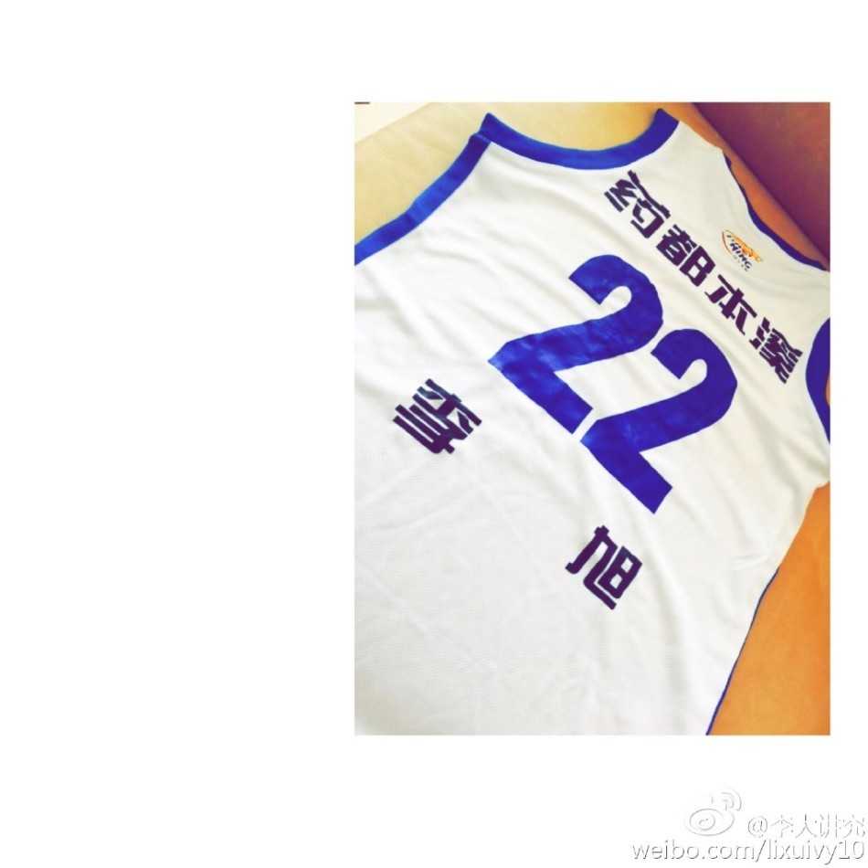 李晓旭与李旭:从名字纠葛到CBA赛场外的模特佳偶 在一场激烈的辽篮比赛现场,李旭在场边专注看球,眼中满是关切,她或许比场上的教练更紧张,因为那个飞奔的身影是她生命中最重要的人。