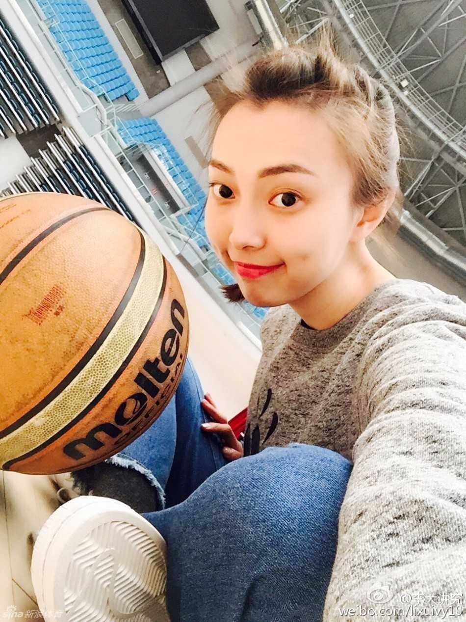 李晓旭与李旭:从名字纠葛到CBA赛场外的模特佳偶 身着简约休闲装的李旭,眼神清澈,笑容温婉动人,展现了她私下里文艺清新的一面,与T台上的冷艳形成鲜明对比。