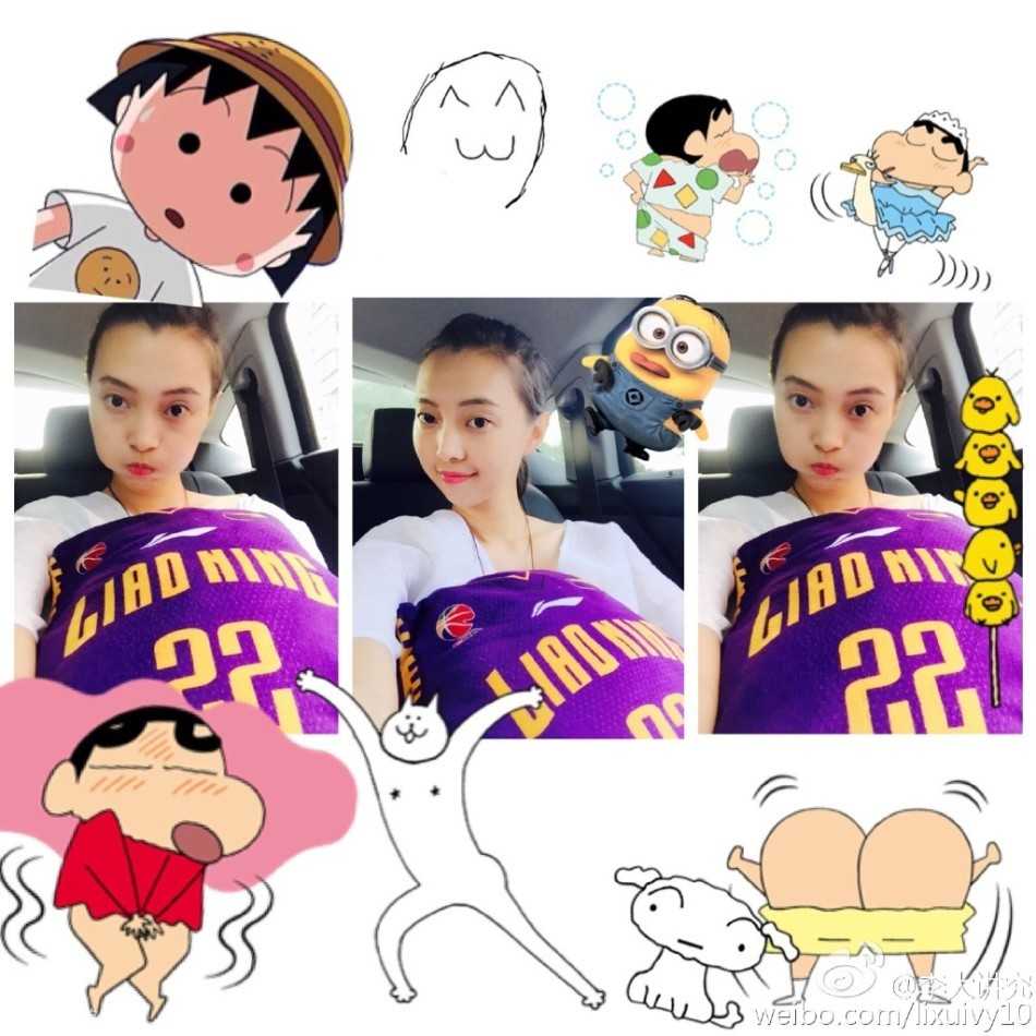 李晓旭与李旭:从名字纠葛到CBA赛场外的模特佳偶 李旭身穿情侣款辽宁队服,俏皮地对着镜头眨眼搞怪,虽然男友李晓旭不在身边,但她用这种方式默默表达着对爱人事业的支持。